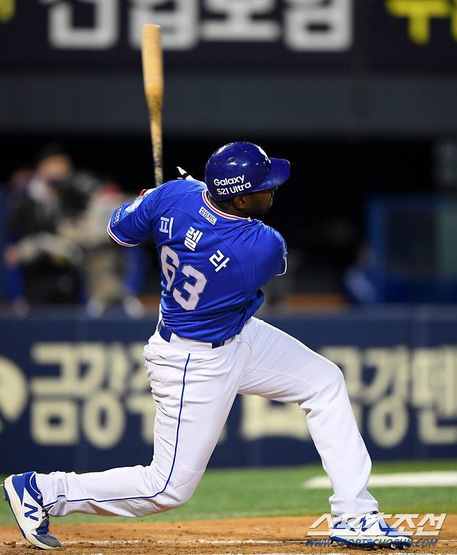 삼성 라이온즈와 두산 베어스의 2020 KBO 리그 경기가 6일 잠실구장에서 열렸다. 삼성 피렐라가 타격을 하고 있다. 잠실=허상욱 기자 wook@sportschosun.com/2021.04.06/