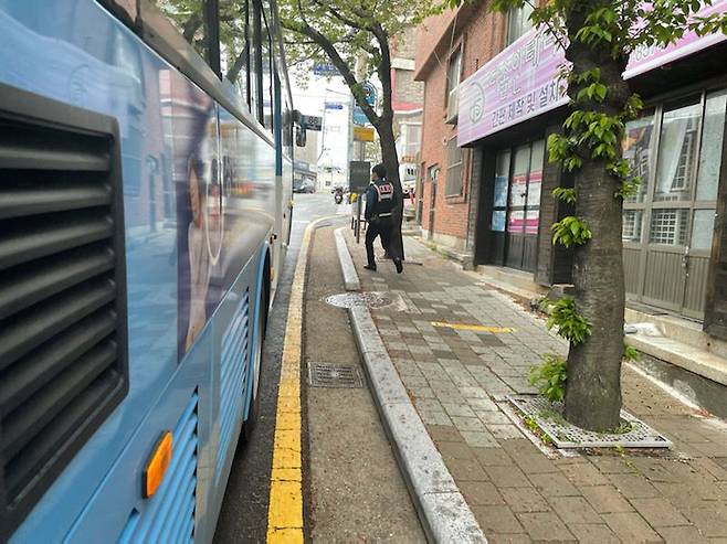 부산진경찰서 서면지구대 김도현 순경이 12일 낮 12시5분쯤 부산시 중구 영주동 민주공원 인근에서 80대 A씨가 현금 2000만원이 든 가방을 두고 내린 시내버스를 발견, 버스에 오르고 있다./부산경찰청