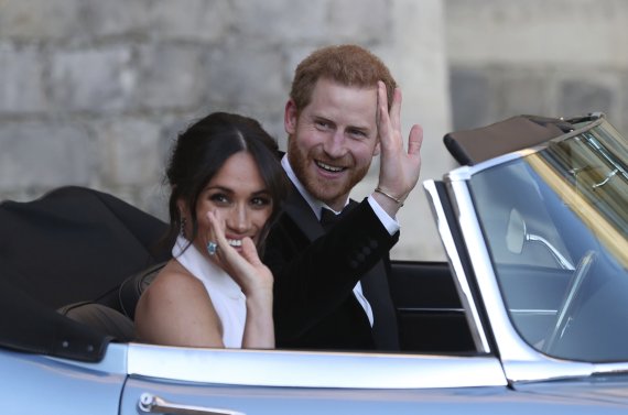 영국 해리 왕자와 메건 마클 왕자비가 지난 2018년 5월19일(현지시간) 결혼식에서 손을 흔들고 있다. /사진=AP뉴시스