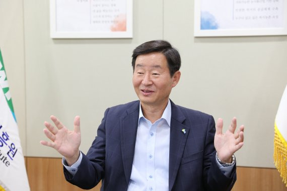 한국산림복지진흥원이 오는 14일로 창립 5주년을 맞는다. 산림복지진흥원은 전국에 있는 산림치유원과 숲체원, 치유의숲, 유아숲체험원 등의 산림복지시설을 활용, 국민에게 생애주기별 맞춤형 산림복지서시스를 제공하는 산림청 산하 공공기관이다. 이창재 한국산림복지진흥원장이 산림복지진흥원의 지난해 성과에 대해 소개하고 있다. 한국산림복지진흥원 제공