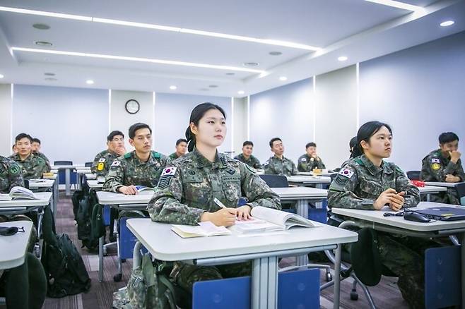 육군사관학교 생도들이 수업을 듣고 있다. 생도들은 졸업과 함께 소위로 임관하고, 각자 전공에 따라 이학사·문학사·공학사 학위와 군사학사 학위 등 총 2개의 학위를 받게 된다. 육군 블로그