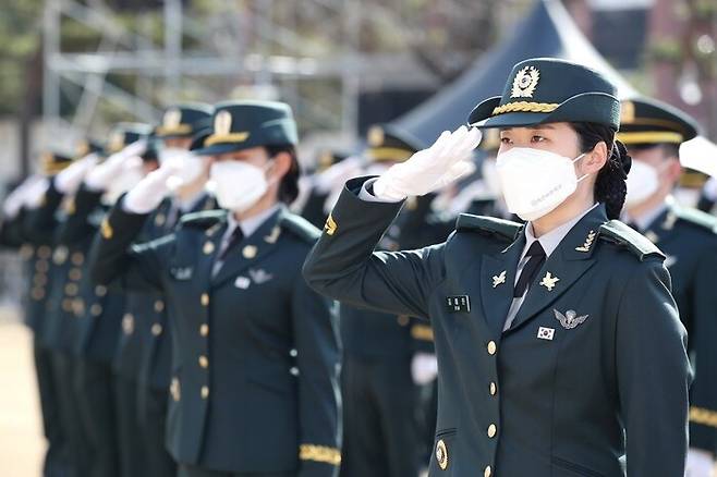 지난 3월2일 육군사관학교 졸업 및 임관식에서 신임 장교들이 임관 선서를 하고 있다. 육군 블로그