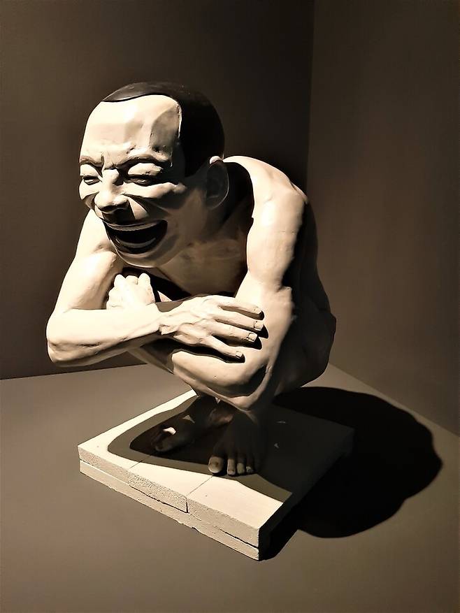 예술의전당 전시장 들머리에 놓인, 유에민쥔 작가의 ‘웃는 사람’ 조각상.