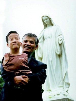 이구원(왼쪽)씨는 1990년 백일되기 전에 청주에서 미혼모의 집인 자모원을 세워 운영하던 ‘황석두 루카 외방선교회’의 김동일(오른쪽) 신부에게 입양됐다. 루카선교원 제공