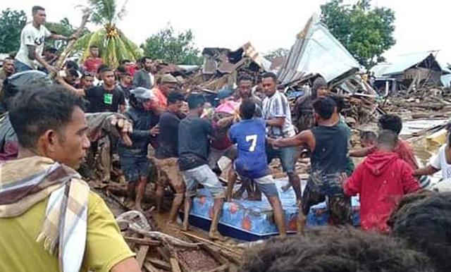 최근 홍수 피해가 발생한 인도네시아 동누사텡가라주 아도나라에서 주민들이 구호 작업을 하고 있다. 안타라통신 캡처