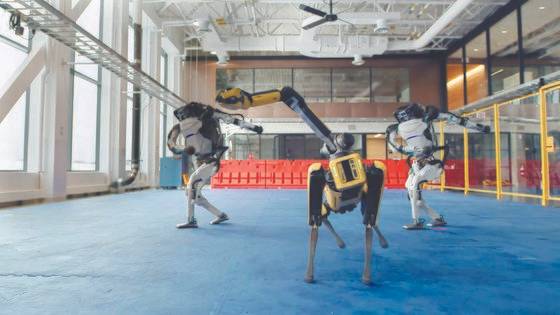 보스톤 다이나믹스가 지난해 말 공개한 로봇개 스팟과 이족 보행 휴머노이드 로봇 아틀라스의 춤추는 모습. 스케일업의 대표적 사례로 꼽힌다. [로이터=연합뉴스]