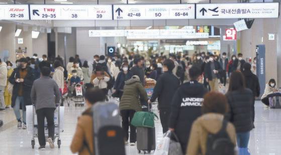 지난해 제주도를 찾은 한국인 관광객의 평균 체류일은 4.17일에 달했다. 지난 2월 제주공항 국내선 출발 대합실의 풍경. 연합뉴스