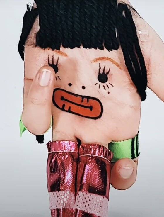 현아의 ‘I’m Not Cool’ 커버 영상은 특유의 통통 튀고 빠른 움직임을 완벽하게 소화했다는 평을 받았다. 일부 구독자들은 ‘손가락이 내 몸보다 낫다’며 재치 있는 댓글을 남겼다.