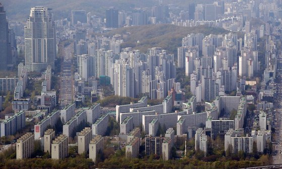 2019년 기준 한국의 조세부담률은 경제협력개발기구(OECD) 평균보다 낮았지만 법인세와 재산세는 예외였다. 특히 재산세 부담률은 OECD 평균의 2배에 가까웠다. 사진은 지난 11일 서울 송파구 롯데월드타워 전망대인 서울스카이에서 바라본 강남 아파트 일대. 연합뉴스