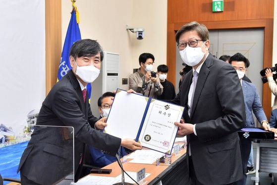 박형준 부산시장이 부산미래혁신위원회 하태경 위원장에게 임명장을 주고 있다. [사진 부산시]