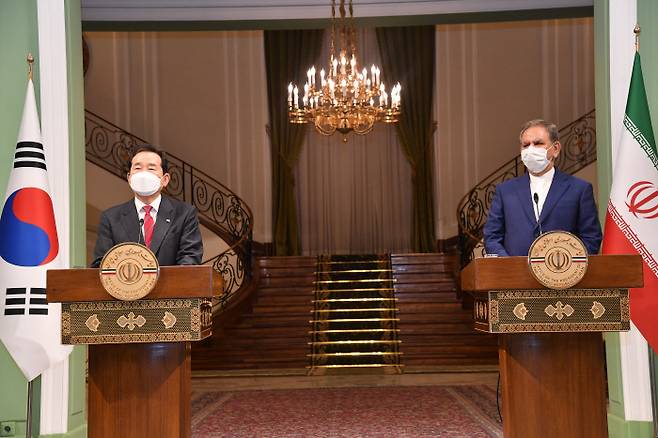 이란을 방문 중인 정세균 국무총리(오른쪽)가 11일(현지시간) 에샤크 자한기리 제1부통령과 회담한 후 공동 기자회견을 가졌다.                                                                                                                                                                                                               사진 총리실제공