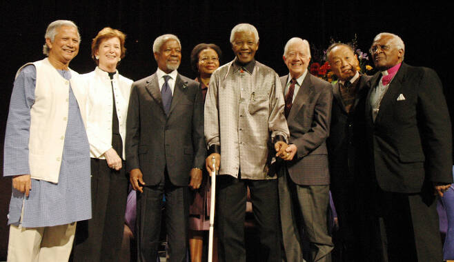 2007년 넬슨 만델라 전 남아프리카공화국 대통령, 코피 아난 전 유엔 사무총장, 지미 카터 전 미국 대통령 등과 함께 국제사회 원로 모임 ‘The Elders’를 발족할 당시 메리 로빈슨(왼쪽에서 두번째).