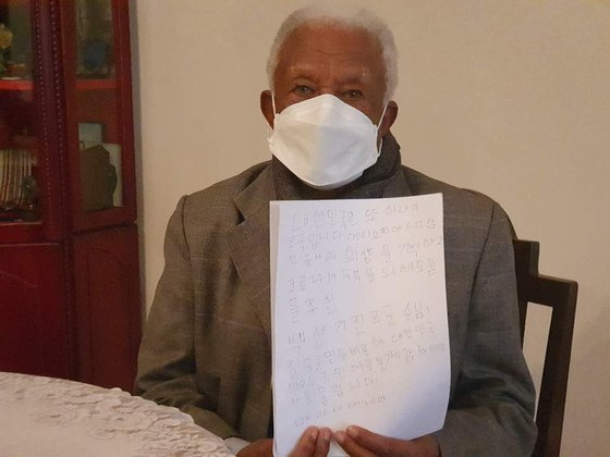 Melese Tessema holds a letter of thanks he wrote in Korean for face masks donated by Chilgok county to Ethiopian Korean War veterans last year. [MELESE TESSEMA]