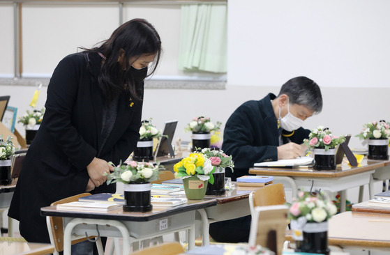 The memorial for the 261 Danwon High School students who fell victim to the sunken ferry Sewol on April 16, 2014, is unveiled to the public on Monday. The memorial, in Ansan, Gyeonggi, is a replica of a classroom at Danwon High School. [NEWS1]