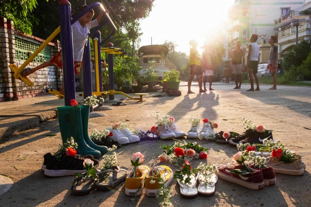 미얀마 최대 도시 양곤 중심가에 지난 8일 군부 쿠데타를 규탄하기 위한 비폭력 평화시위의 하나로 꽃을 담은 신발들이 둥그렇게 놓여 있다.  AFP연합뉴스