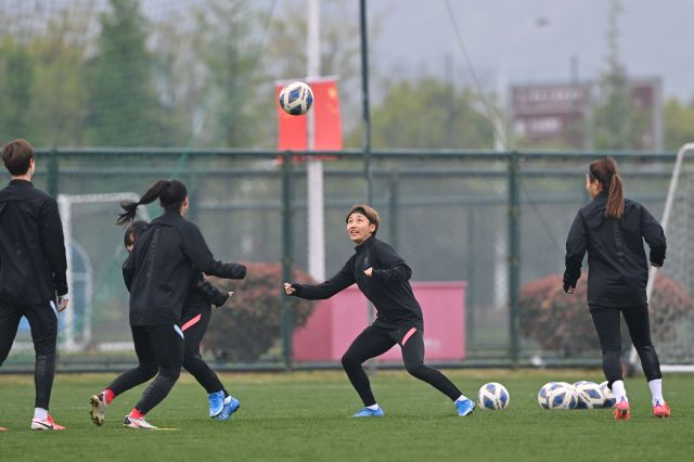 여민지(가운데)를 비롯한 축구 여자 대표팀 선수들이 12일 중국 쑤저우의 타이후 트레이닝센터에서 훈련하고 있다. 대한축구협회 제공