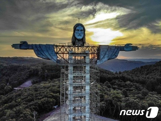 브라질에서 건설되고 있는 43m 높이의 거대 예수상 모습이 공개됐다. /사진=뉴스1/AFP