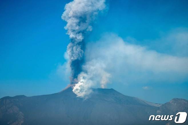 (지아레 AFP=뉴스1) 우동명 기자 = 4일(현지시간) 이탈리아 시칠리아섬 지아레에 위치한 에트나 화산 분화하면서 화산재 기둥이 솟아오르고 있다.  (C) AFP=뉴스1