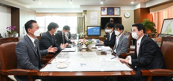 이항진 시장(왼쪽 첫 번째)과 원창묵 원주시장이 철도 현안에 대한 방안을 논의하고 있다. / 사진제공=여주시