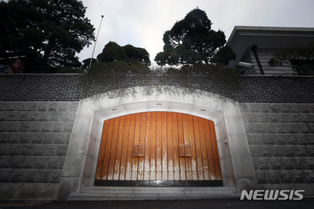 [서울=뉴시스] 전직 대통령 전두환씨가 추징금을 납부하지 않아 공매에 넘겨진 자택 본채를 압류하는 것이 부당하다며 이의를 신청해 12일 법원에서 받아들여졌다. 지난해 11월20일 오후 서울 서대문구 연희동 자택 앞이 적막하다. (사진=뉴시스 DB). photo@newsis.com