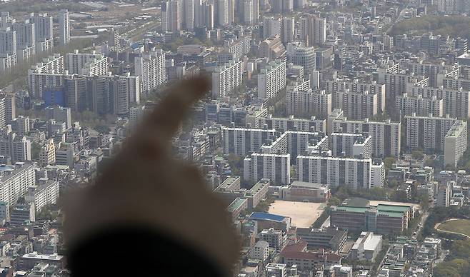 서울 송파구 롯데월드타워 전망대 서울스카이에서 바라본 서울 시내 아파트 단지 모습. 뉴시스