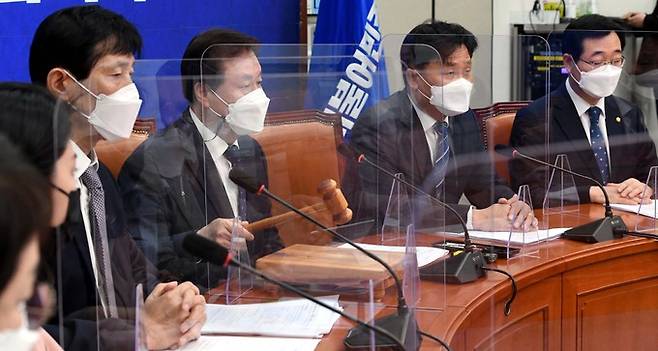더불어민주당 도종환 비상대책위원장(오른쪽 세번째)이 12일 서울 여의도 국회에서 열린 당 비상대책위원회의에서 의사봉을 두드리고 있다. 서상배 선임기자