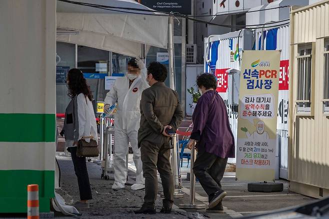 3월16일 여주시 신속 PCR 검사소에서 시민들이 코로나19 검사를 받기 위해 접수를 하고 있다. ⓒ시사IN 조남진