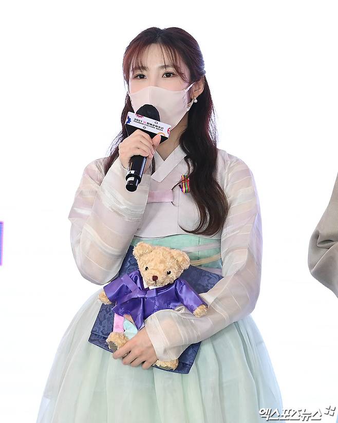 Singer Jun Hyoseong greets the Korean traditional clothing love certificate ceremony held at Seoul DDP (Dongdaemun Design Plaza) on the afternoon of the 12th.