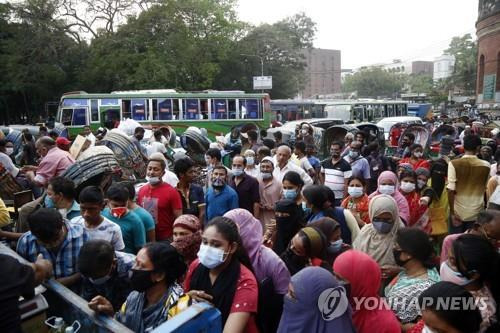 인파로 혼잡한 방글라데시 다카의 한 시장. [EPA=연합뉴스]