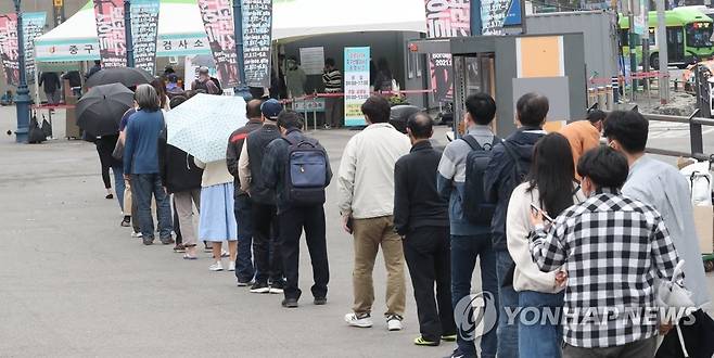 신규확진 587명…확산세 지속 (서울=연합뉴스) 백승렬 기자 = 국내 신종 코로나바이러스 감염증(코로나19) 확산세가 지속하면서 12일 신규 확진자 수는 587명을 기록했다. 전날보다 소폭 감소하면서 지난 6일(477명) 이후 엿새 만에 600명 아래로 내려왔다. 그러나 이는 휴일 검사건수가 평일 대비 대폭 줄어든 데 따른 것으로, 확산세가 꺾인 것으로 보기는 어렵다.       사진은 이날 서울역 코로나19 임시선별검사소 모습. 2021.4.12 srbaek@yna.co.kr