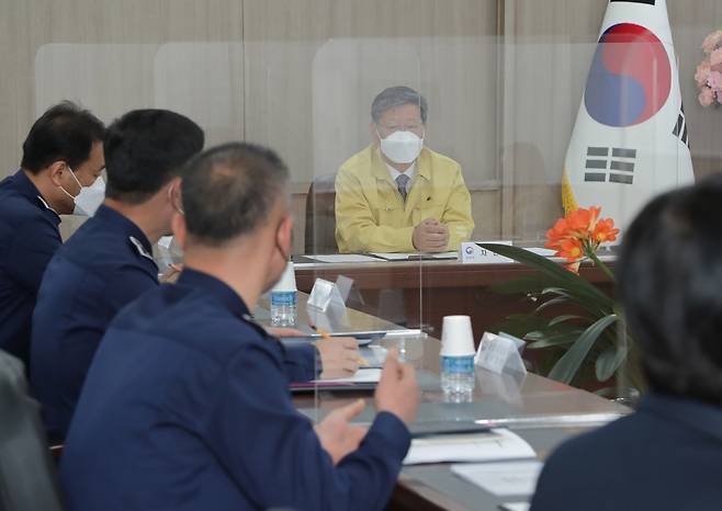 이용구 법무차관, 천안교도소 코로나19 대응 실태 점검 (서울=연합뉴스) 이용구 법무부 차관이 12일 충남 천안교도소를 방문해 코로나19 대응상황을 보고받고 있다. 2021.4.12. [법무부 제공. 재판매 및 DB 금지]