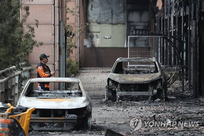 드론 날리는 화재 합동감식반 (남양주=연합뉴스) 임병식 기자 = 12일 경기도 남양주시 주상복합아파트 화재 현장에서 합동감식반이 드론을 건물 안으로 이동시키고 있다. 2021.4.12 andphotodo@yna.co.kr