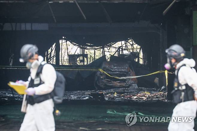 남양주 주상복합건물 화재 현장 (남양주=연합뉴스) 임병식 기자 = 11일 오전 경기도 남양주시의 한 주상복합건물에서 차량이 전소되어 있다.      전날 오후 이곳 1층 상가에서 화재가 발생해 큰 인명피해 없이 10시간 만에 진화됐다. 2021.4.11 andphotodo@yna.co.kr