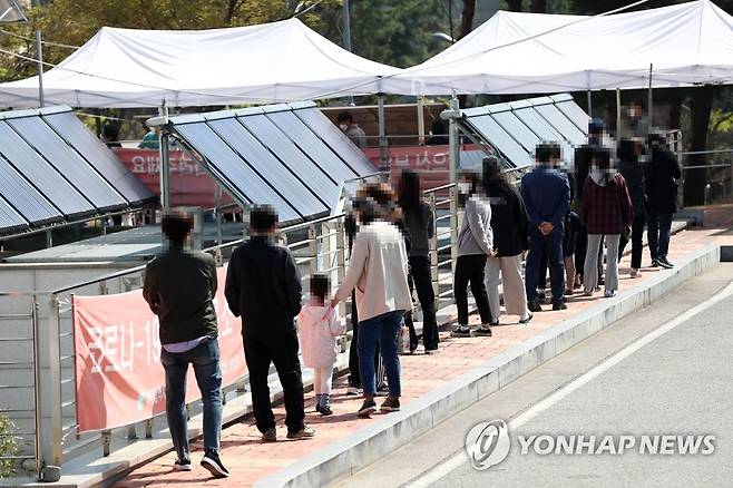 다시 줄이 길어진 코로나19 선별진료소 [연합뉴스 자료사진]