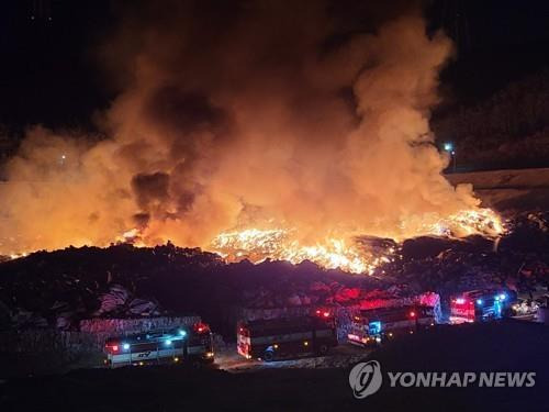 구미 환경자원화시설 화재 (구미=연합뉴스) 지난 10일 오후 경북 구미시 환경자원화시설에서 불이 난 모습. 2021.4.11 [독자 박창준씨 제공. 재판매 및 DB 금지] suho@yna.co.kr