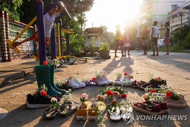 미얀마 양곤 거리의 쿠데타 규탄 '신발 꽃' 시위 (양곤 AFP=연합뉴스) 미얀마 최대 도시 양곤 중심가에 8일(현지 시간) 군부 쿠데타를 규탄하기 위한 비폭력 평화시위의 하나로 꽃을 담은 신발들이 둥그렇게 놓여 있다. 사회관계망서비스(SNS)를 통해 널리 알려진 이 '신발 꽃' 시위는 미얀마의 주요 도시 곳곳에서 펼쳐지고 있다. [제3자 제공. 판매·광고 금지] sungok@yna.co.kr