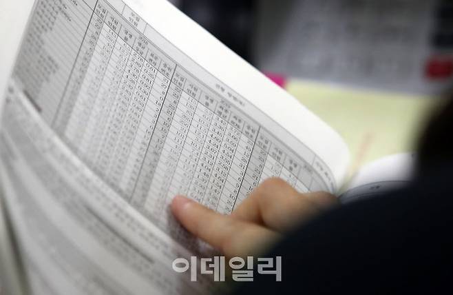 2021학년도 신입생 선발을 위한 수시모집 원서접수가 시작된 지난해 9월 서울 구로구 경인고등학교에서 고3 학생이 대학 수시모집 관련 상담 중 진학자료집을 보고 있다.(사진=뉴시스)