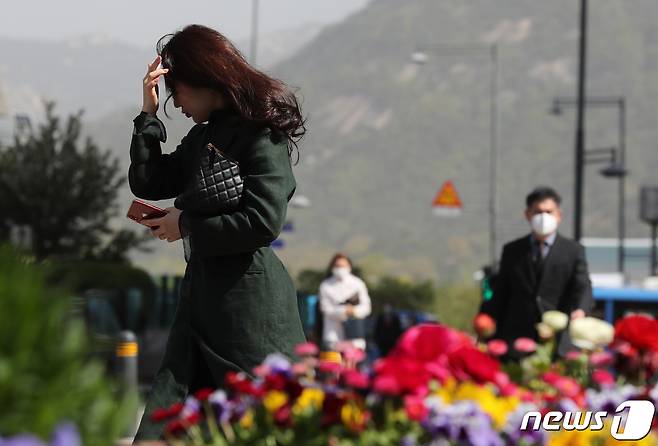 서울 청계광장 인근에서 시민들이 바람에 몸을 움츠리고 있다. 2020.4.22/뉴스1 © News1 구윤성 기자