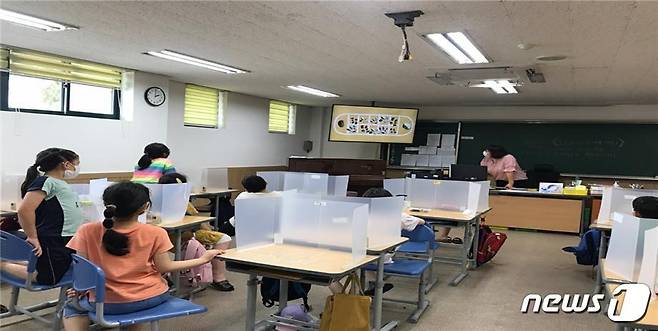 서울평생교육봉사단의 지난해 학교 현장 교육봉사활동 모습.(서울시교육청 제공)© 뉴스1