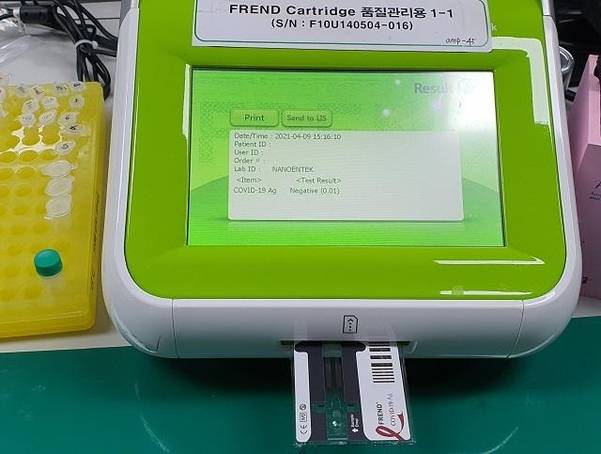 기자의 검체를 넣은 진단키트를 카트리지에 삽입한 결과 ‘음성(Negative)’을 판정해주는 모습. /김윤수 기자