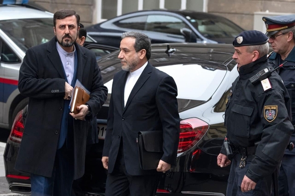 압바스 아락치 이란 외무부 차관(가운데)이 6일(현지시간) 오스트리아 빈에서 열린 이란 핵합의 복원 회담에 참석하기 위해 차에서 내려 회담 장소로 향하고 있다/연합뉴스