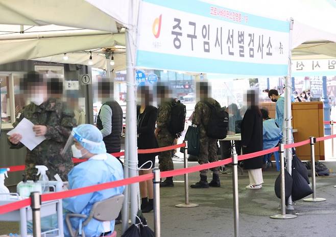 서울역광장에 마련된 임시선별진료소에서 시민들이 검사를 받기 위해 기다리고 있다. 연합뉴스 제공