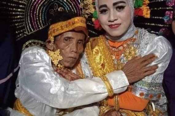 인도네시아 술라웨시에서 살고 있는 58세 남성 보라(왼쪽)와 그와 결혼한게 된 19세 소녀 아이라. 일간 콤파스 갈무리
