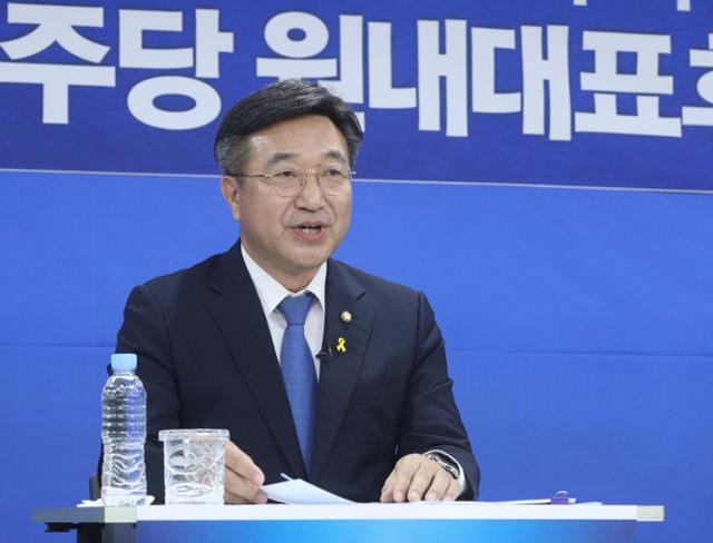 윤호중 더불어민주당 의원이 13일 서울 여의도 당사에서 열린 원내대표 경선 토론회에서 발언하고 있다. 뉴시스