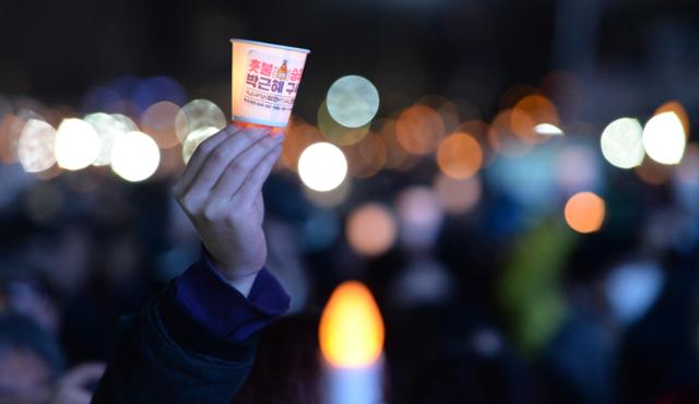 박근혜 전 대통령 탄핵 인용 후 첫 주말인 2017년 3월 11일 오후 서울 광화문광장에서 열린 20차 촛불집회에서 시민이 촛불을 들고있다. 한국일보 자료사진
