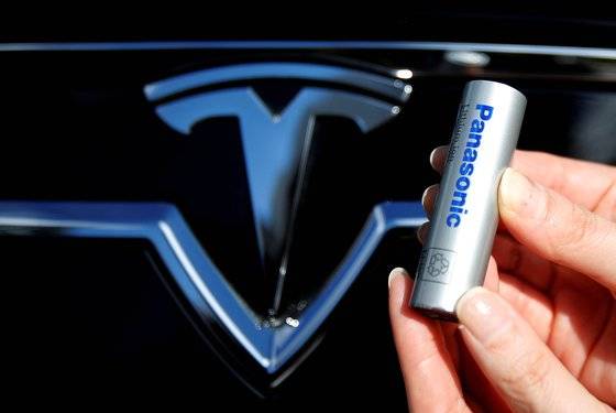 FILE PHOTO: A Panasonic Corp's lithium-ion battery is pictured with the Tesla Motors logo during a photo opportunity at the Panasonic Center in Tokyo, Japan, November 19, 2013. REUTERS/Yuya Shino  〈저작권자(c) 연합뉴스, 무단 전재-재배포 금지〉