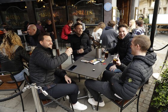 술집 야외 테이블에서 술을 마시고 있는 영국인들. [AP=연합뉴스]