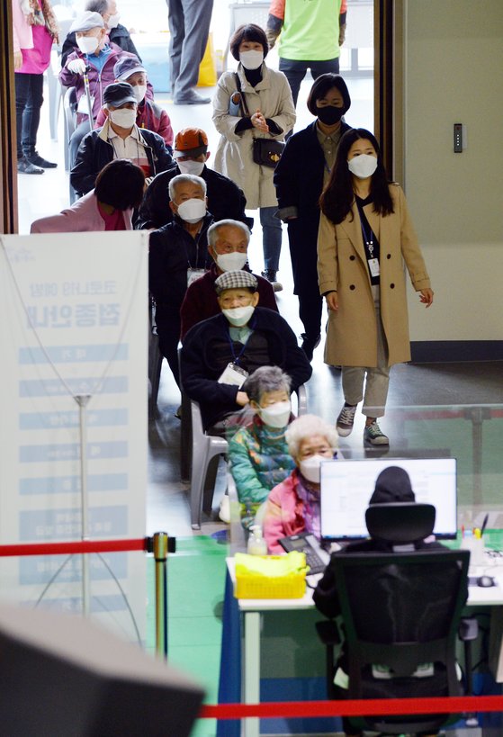 13일 대전 유성구 신종 코로나바이러스 감염증(코로나19) 예방접종센터를 찾은 어르신들이 화이자 백신을 접종받기위해 차례를 기다리고 있다. 김성태