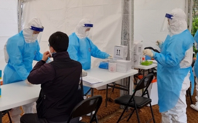 지난 8일 오전 부산 사하구에 마련된 임시 선별검사소에서 시민들이 코로나19 진단검사를 받고 있다. 연합뉴스