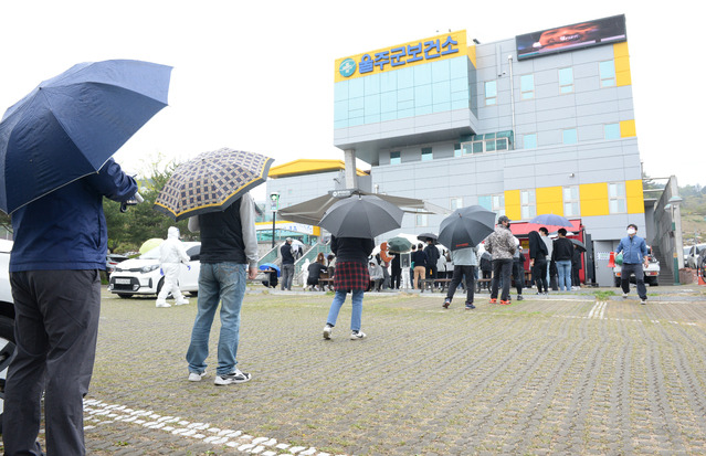 [울산=뉴시스] 배병수 기자 = 울산 울주군 자동차부품업체에서 코로나19 집단감염이 발생한 지난 12일 오전 울주군보건소 선별진료소에서 업체 관계자와 인근 주민들이 진단검사를 받기 위해 대기하고 있다. 2021.04.12. bbs@newsis.com